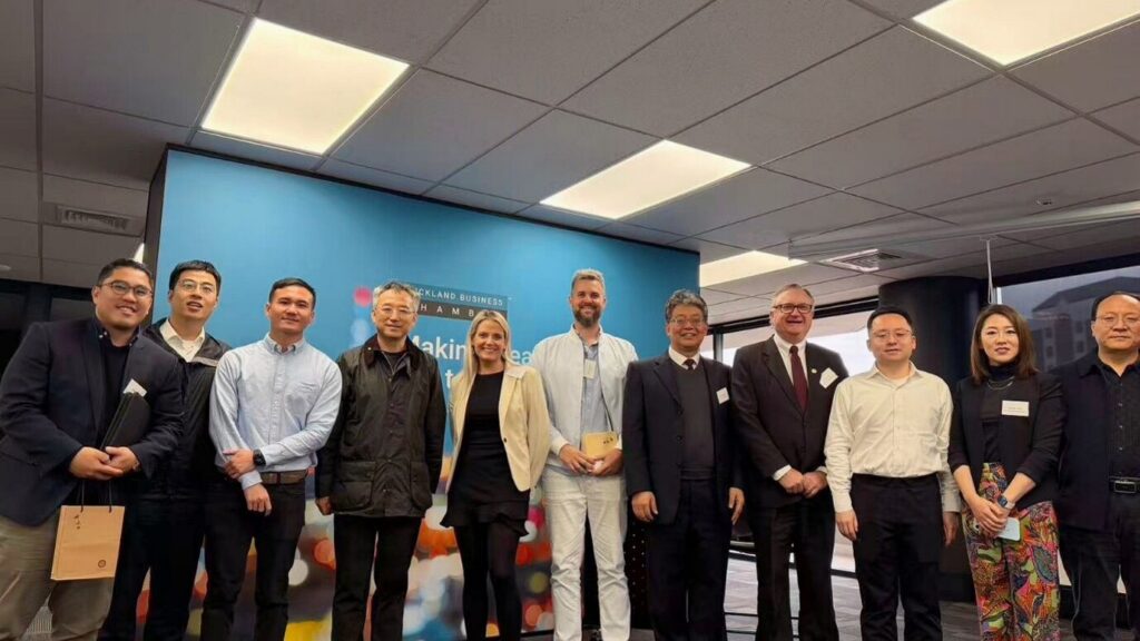 Business professionals attending the Auckland Business Chamber Finance, Investment and Innovation Delegation Roundtable discussing overseas investment opportunities in New Zealand